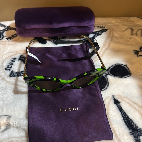 NWT Gucci Green and Black Sunglasses Premium Cat Eye Sunglasses With 2 Charms - Picture 3 of 8